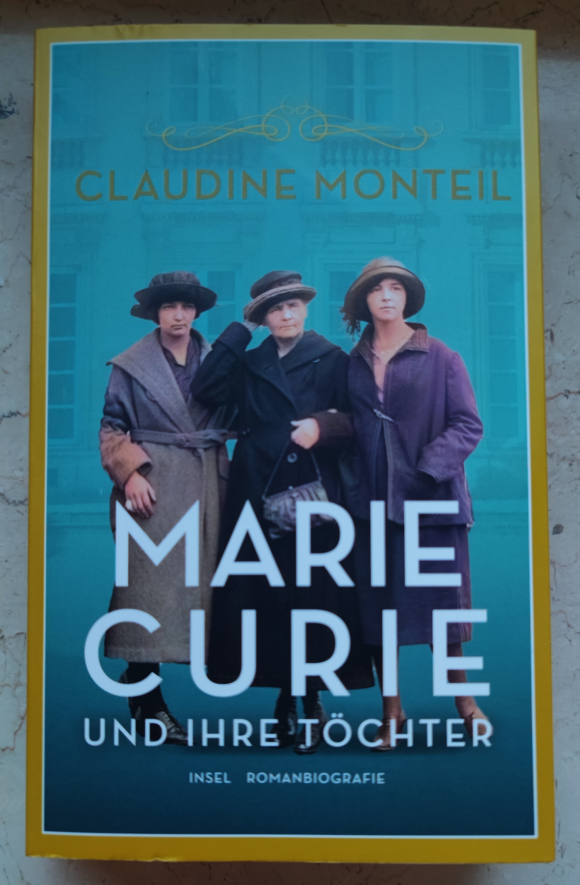 Marie Curie und ihre Töchter.jpg